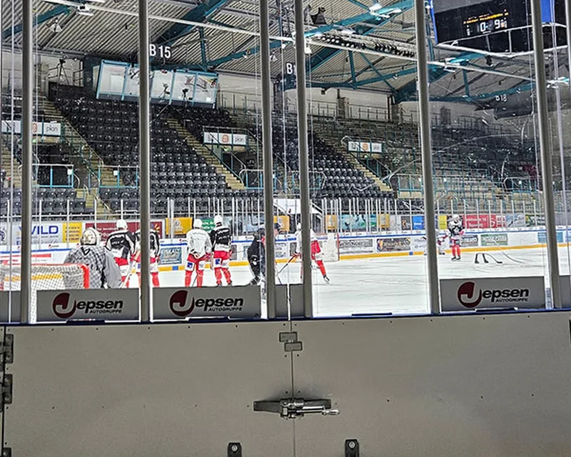 Eishockeybanden in einem Stadion