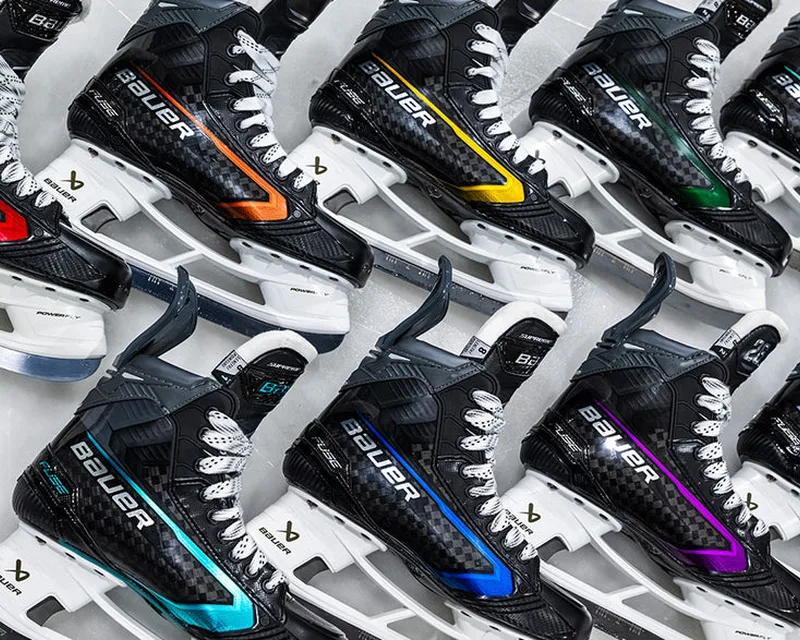 Mehrere farbig gestaltete Bauer-Schlittschuhe
