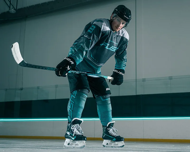 Eishockeyspieler in Bauer-Ausrüstung auf dem Eis