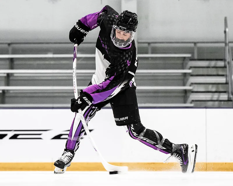 Spieler mit Bauer-Schläger beim Schuss