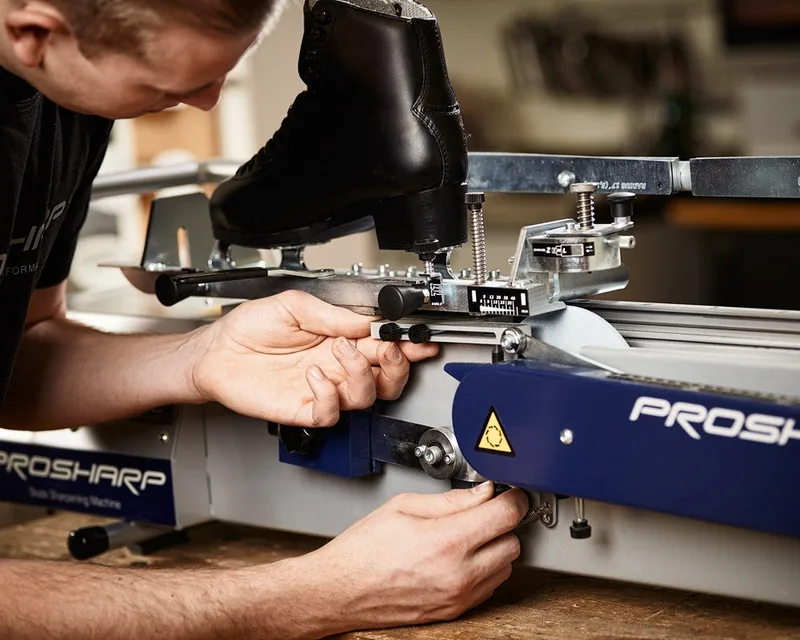 Schlittschuhkufe in einer Prosharp-Schleifmaschine