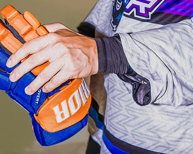 Orange-blaue Warrior-Eishockeyhandschuhe