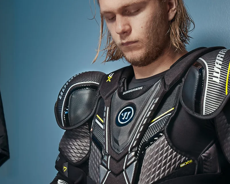 Spieler mit Warrior-Schulterschutz