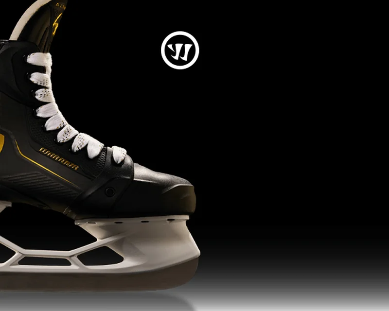Warrior-Eishockeyschlittschuh vor schwarzem Hintergrund